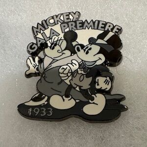 Disney Mickey and Minnie Collectible Pin